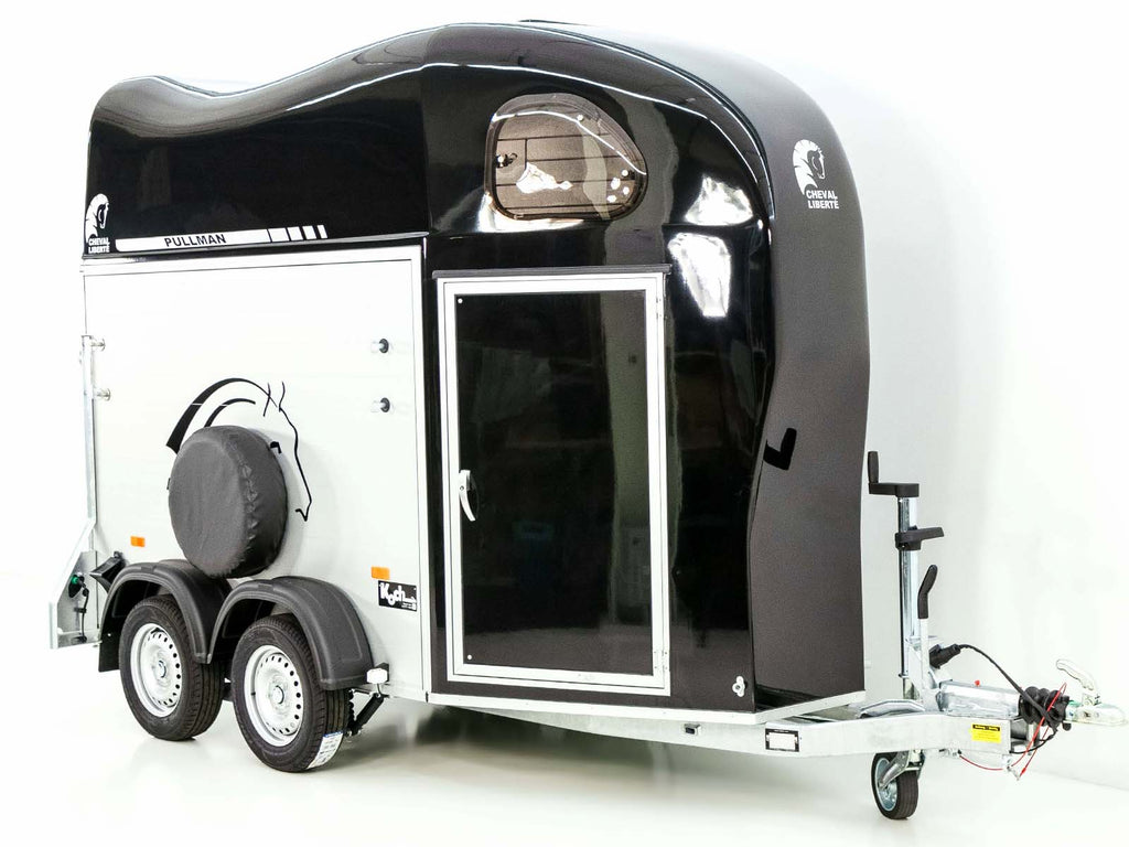 Cheval Liberte Pferdeanhänger GOLD One 1,5er | Pullmann-Fahrwerk | Sattelkammer | schwarz-Neu