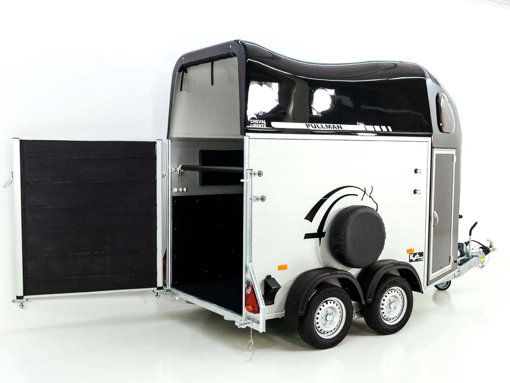 Cheval Liberte Pferdeanhänger GOLD One 1,5er | Pullmann-Fahrwerk | Sattelkammer | schwarz-Neu
