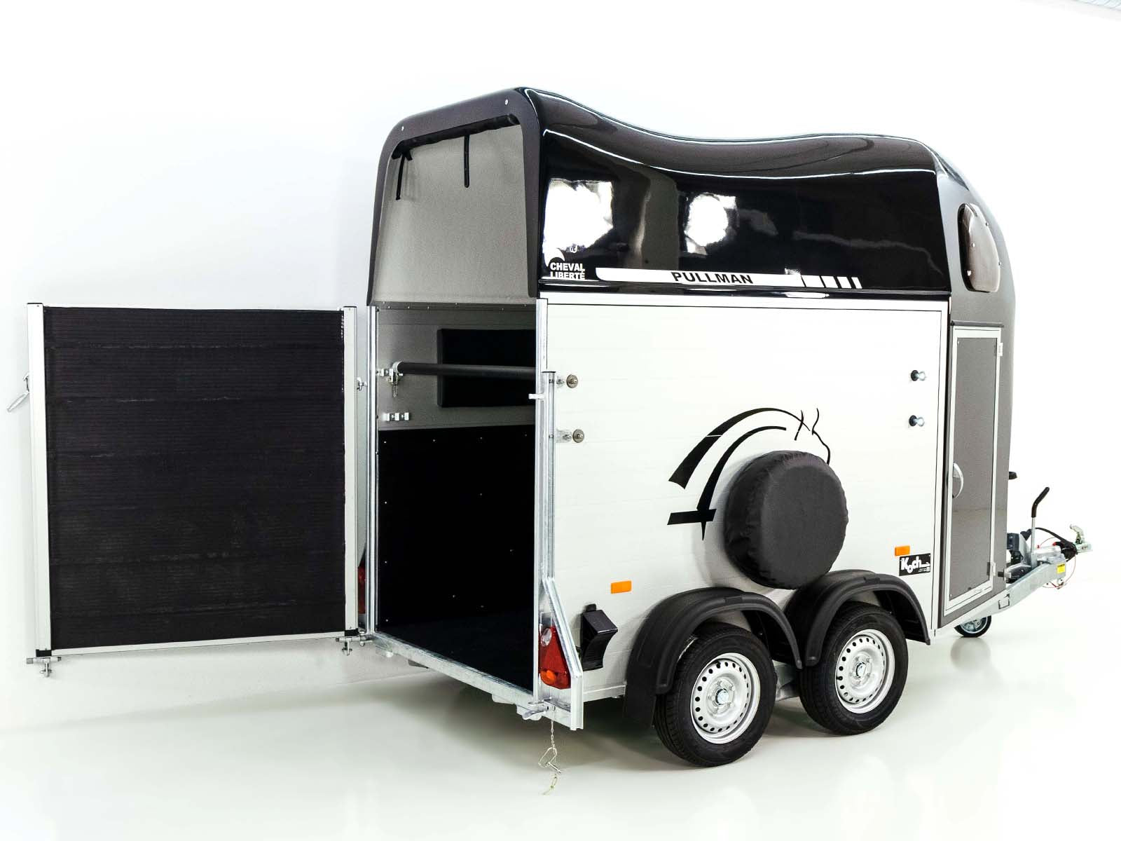 Cheval Liberte Pferdeanhänger GOLD One 1,5er | Pullmann-Fahrwerk | Sattelkammer | schwarz-Neu