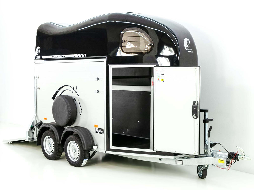 Cheval Liberte Pferdeanhänger GOLD One 1,5er | Pullmann-Fahrwerk | Sattelkammer | schwarz-Neu