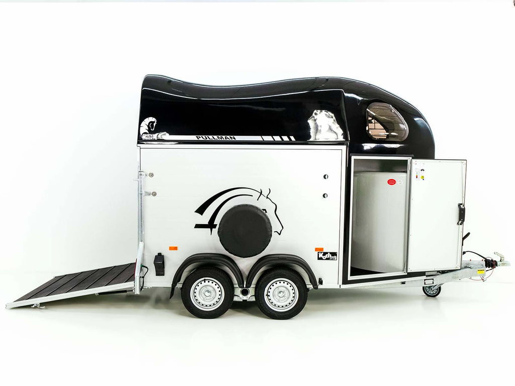 Cheval Liberte Pferdeanhänger GOLD One 1,5er | Pullmann-Fahrwerk | Sattelkammer | schwarz-Neu