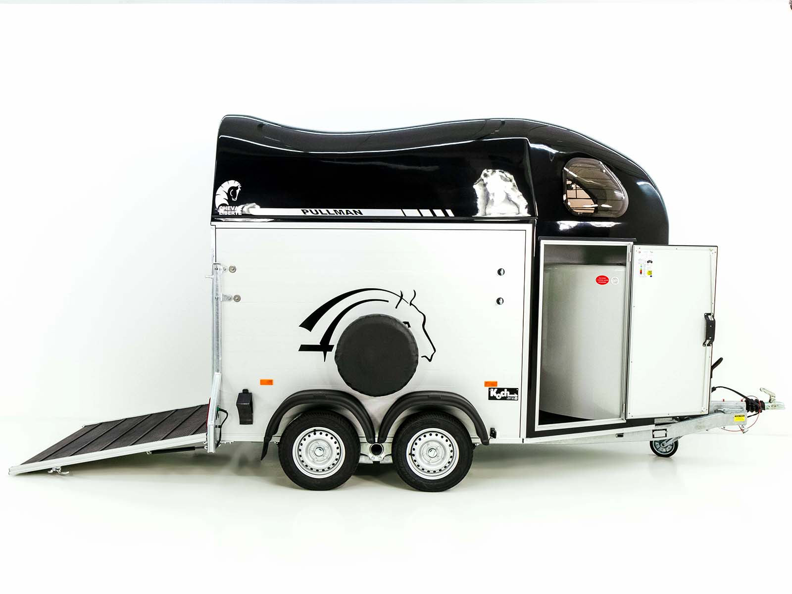 Cheval Liberte Pferdeanhänger GOLD One 1,5er | Pullmann-Fahrwerk | Sattelkammer | schwarz-Neu