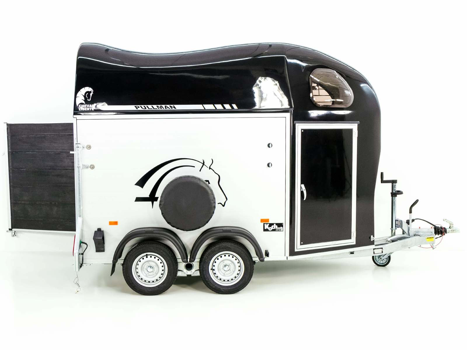 Cheval Liberte Pferdeanhänger GOLD One 1,5er | Pullmann-Fahrwerk | Sattelkammer | schwarz-Neu