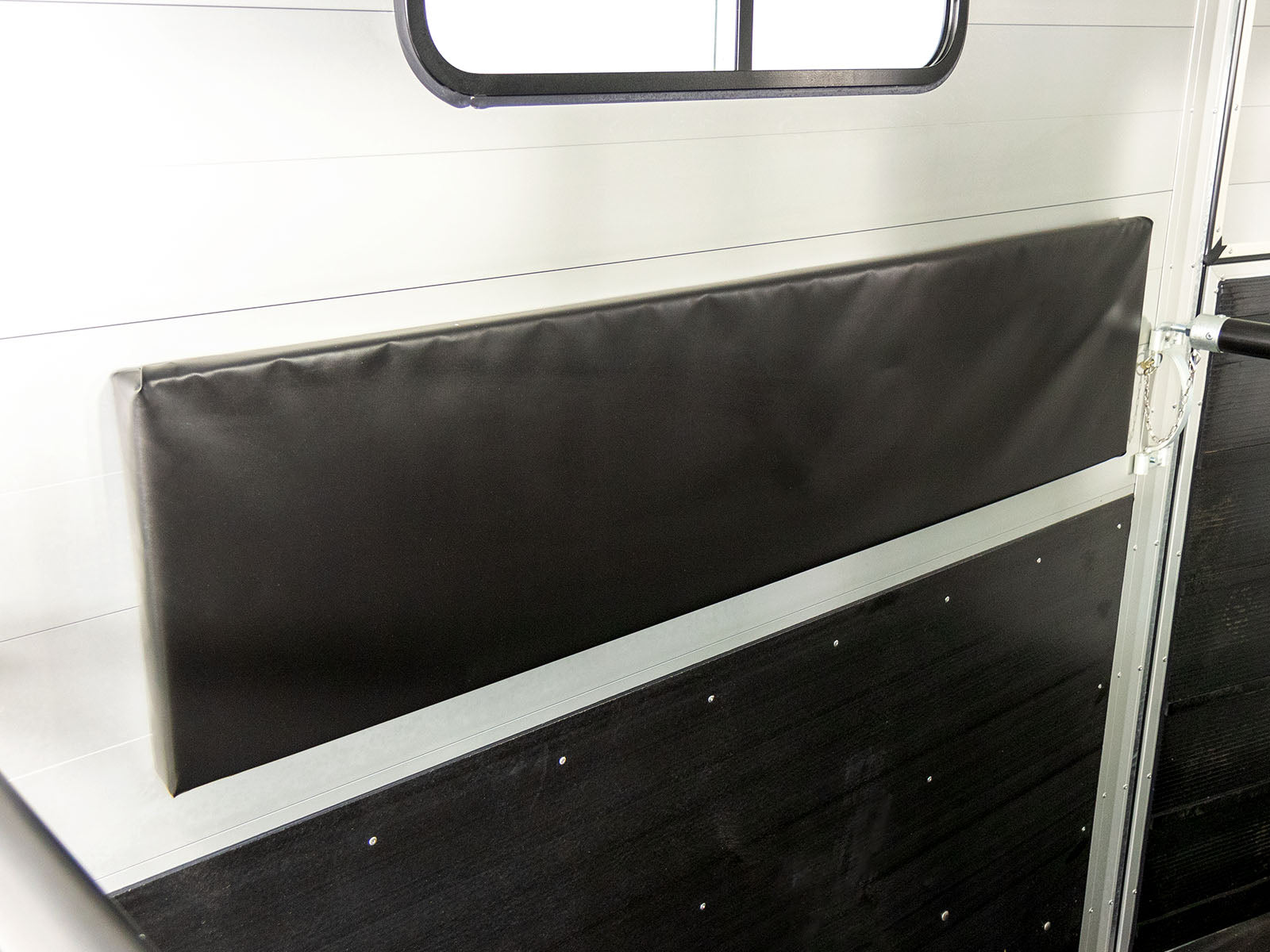 Cheval Liberte Pferdeanhänger Touring One 1,5er | Pullman-Fahrwerk | Frontausstieg