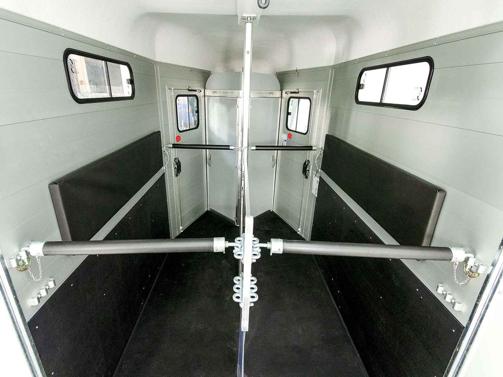 Cheval Liberte Pferdeanhänger Touring Jumping | Pullman-Fahrwerk | Sattelkammer