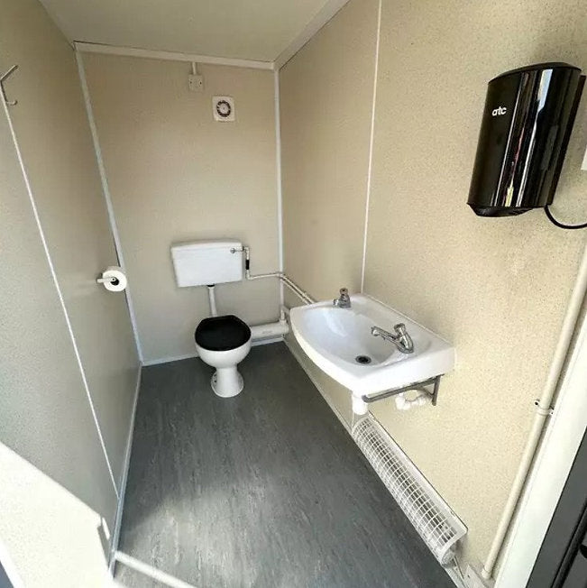 Sanitärcontainer 6 m × 2,4 m – 5 Separate Kabinen – WC & Waschbecken