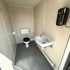 Sanitärcontainer 6 m × 2,4 m – 5 Separate Kabinen – WC & Waschbecken