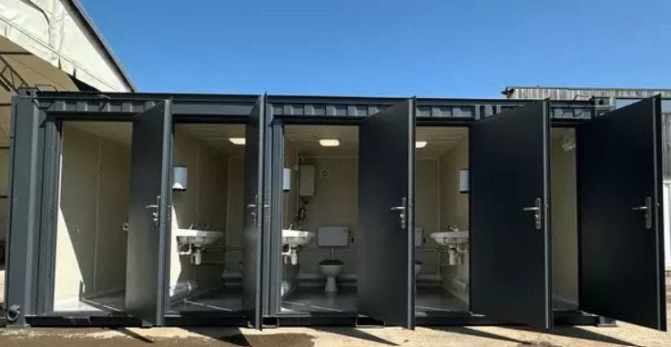 Sanitärcontainer 6 m × 2,4 m – 5 Separate Kabinen – WC & Waschbecken
