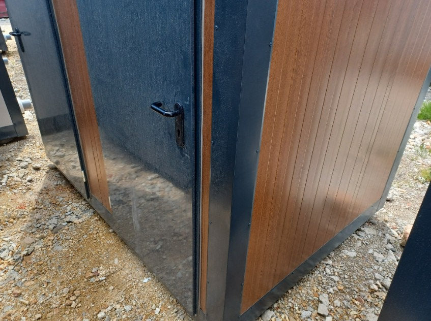 Doppel-Sanitärcontainer – 2 Unabhängige Kabinen, WC, Waschbecken & Boiler