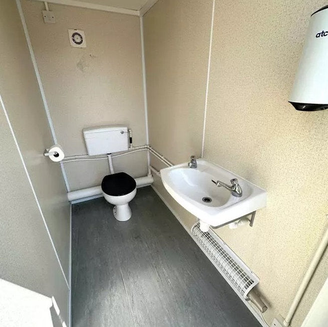 Sanitärcontainer 6 m × 2,4 m – 5 Separate Kabinen – WC & Waschbecken