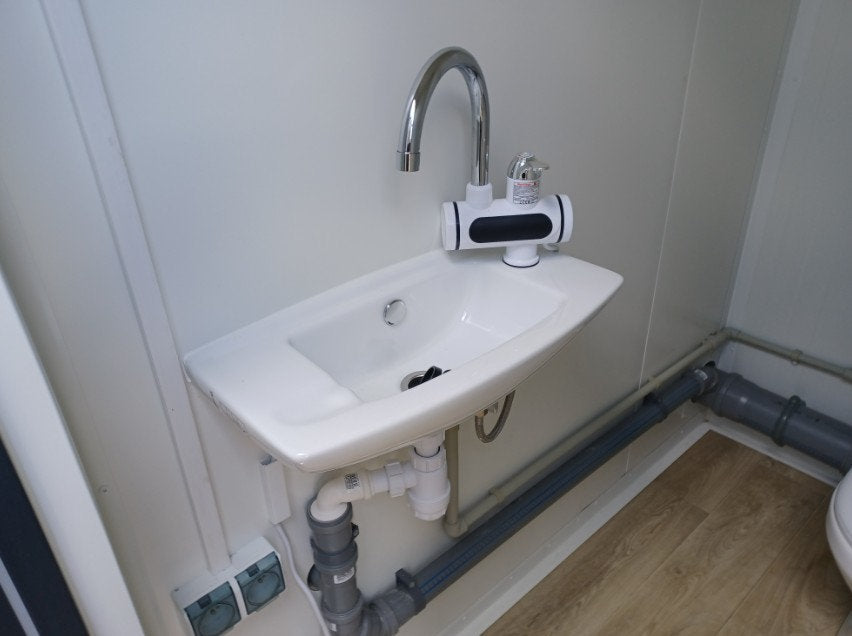 Doppel-Sanitärcontainer – 2 Unabhängige Kabinen, WC, Waschbecken & Boiler