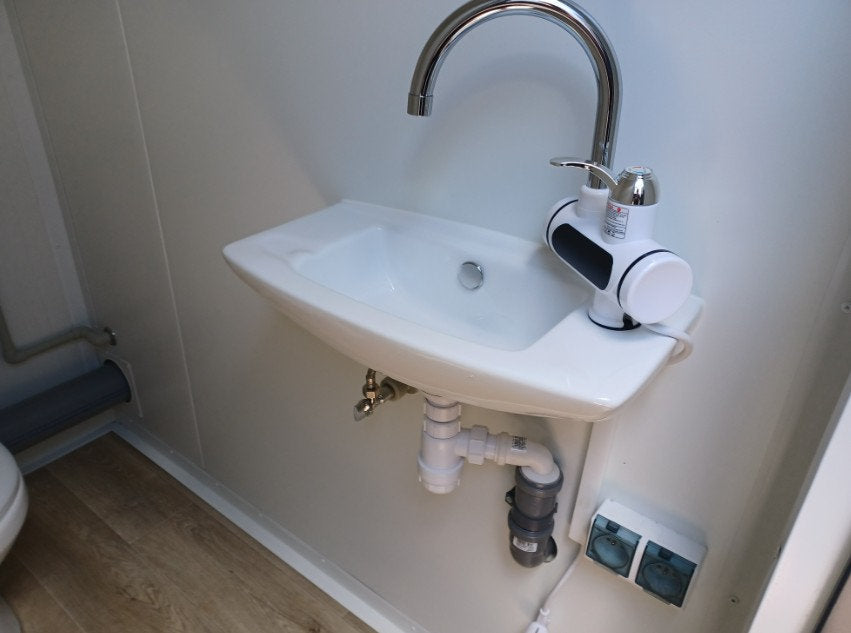 Doppel-Sanitärcontainer – 2 Unabhängige Kabinen, WC, Waschbecken & Boiler