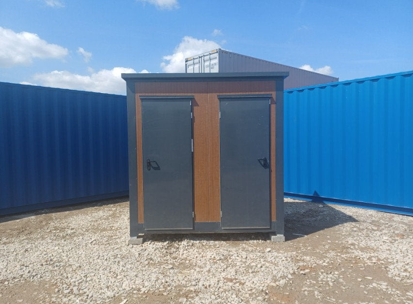 Doppel-Sanitärcontainer – 2 Unabhängige Kabinen, WC, Waschbecken & Boiler