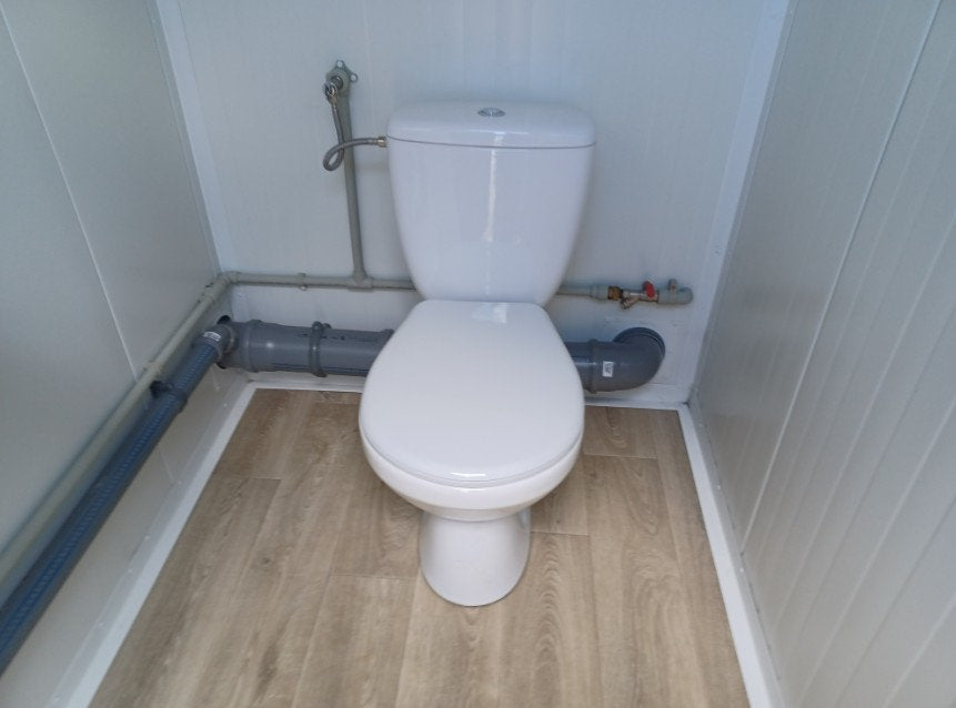 Doppel-Sanitärcontainer – 2 Unabhängige Kabinen, WC, Waschbecken & Boiler