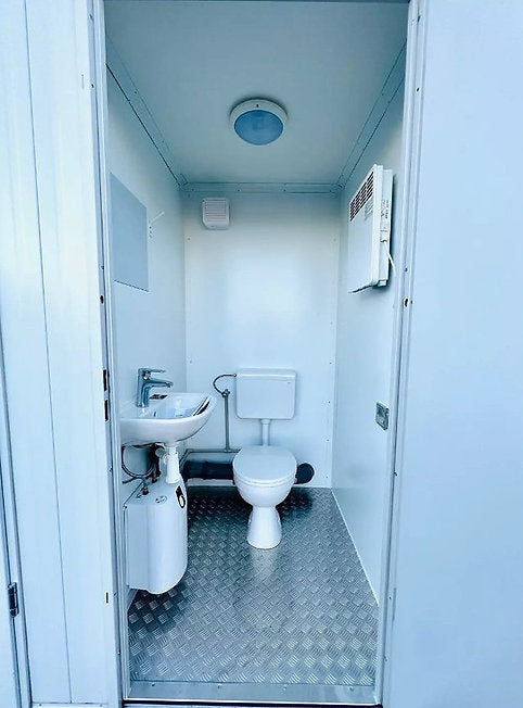 Neuer Mobiler Sanitärblock – 1,5 × 1,5 m – WC, Waschbecken, Boiler