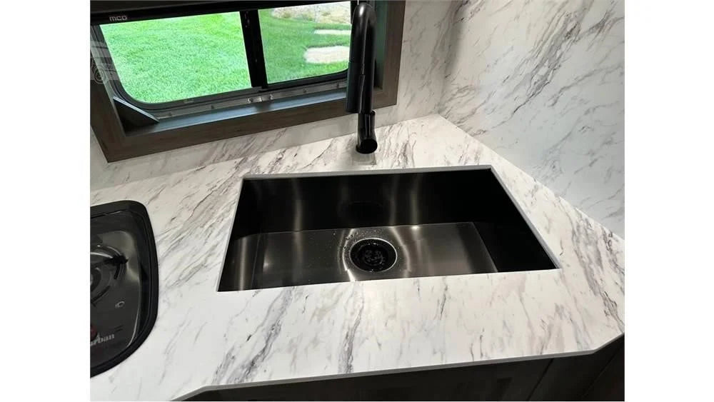 3 LQ Featherlite 2023-Pferdeanhänger