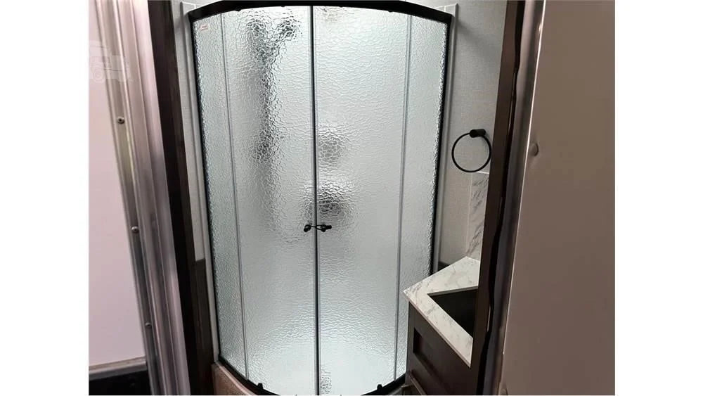 3 LQ Featherlite 2023-Pferdeanhänger